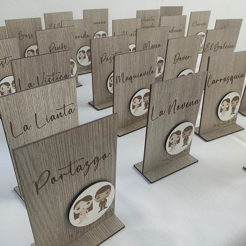 Identificador de mesas de madera personalizado