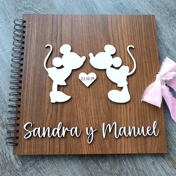 Libro de firmas de madera personalizado beso