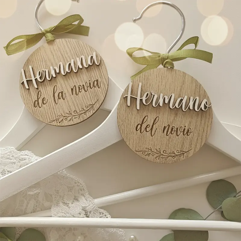 Perchas hermanos personalizadas madera